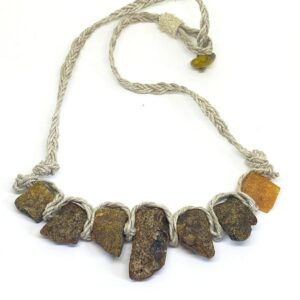 collana-ambra-vera-grezza-con-lino-ambermed